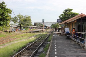 Bahnstation Bang Sue auf der Fahrt von Bangkok nach Lop Buri