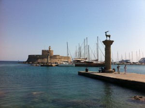 Elafos & Elafina am Hafen von Rhodos
