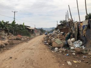 Kampala Straße zur Mülldeponie Kiteezi am Rand der Hauptstadt von Uganda