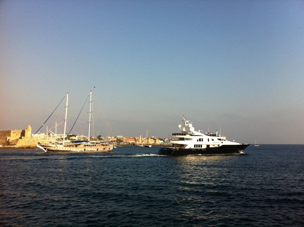 Rhodos Yacht und Segelboot am Yachthafen
