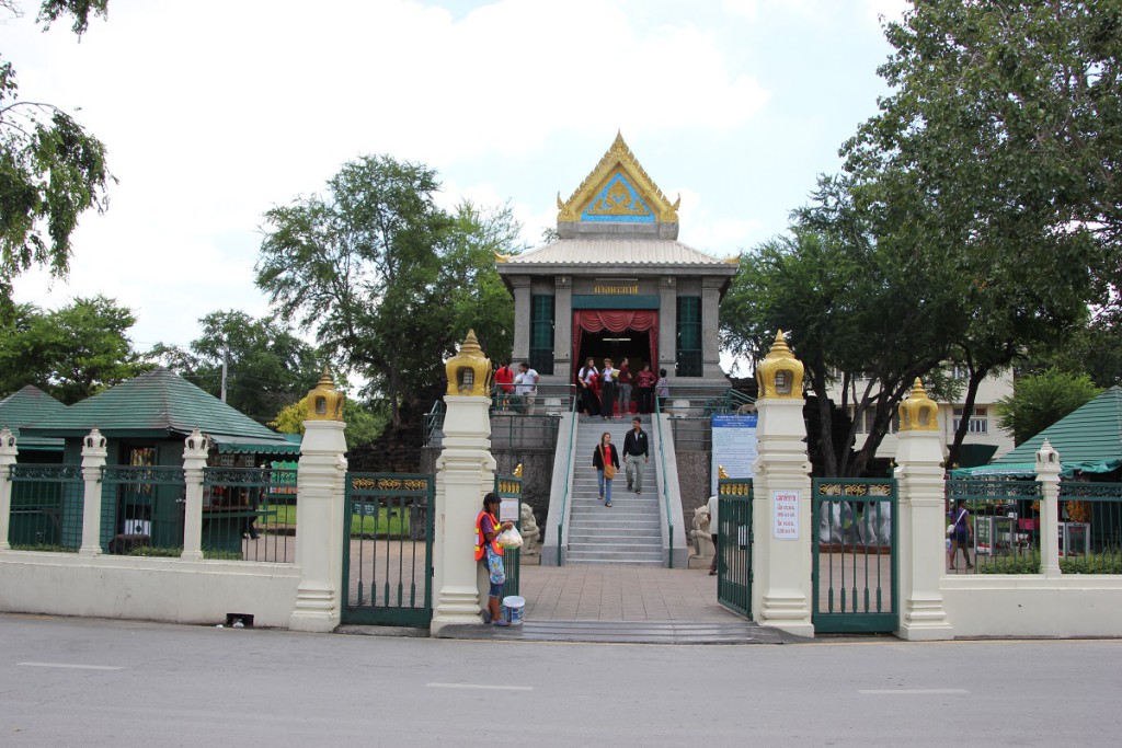 Eingang zum San Phra Kan Schrein in Lop Buri