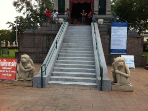 Treppe zum San Phra Kan Schrein in Lop Buri