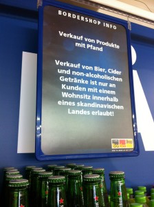 Hinweisschild im BorderShop Puttgarden: Kauf von Bier, Cider und nicht-alkoholischen Getränken ist nur für skandinavische Kunden erlaubt