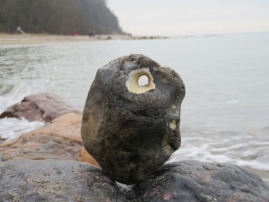 Stein mit Loch - Hühnergott an der Ostsee bei Kiel