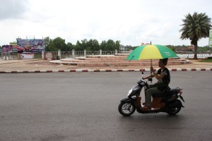 Rollerfahrt mit Regenschirm in Surat Thani