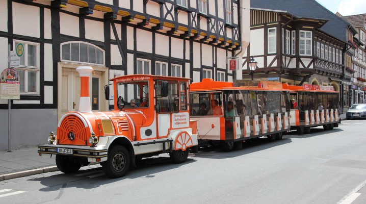 Wernigeröder Schloßbahn an einer Haltestelle in der Altstadt von Wernigerode