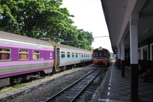 Züge im Bahnhof Bang Sue am Bahngleis